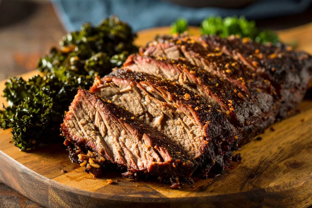É o rei do churrasco texano. Um bom brisket deve ter uma camada de gordura bem derretida e um "anel de fumaça" rosado na borda da carne.