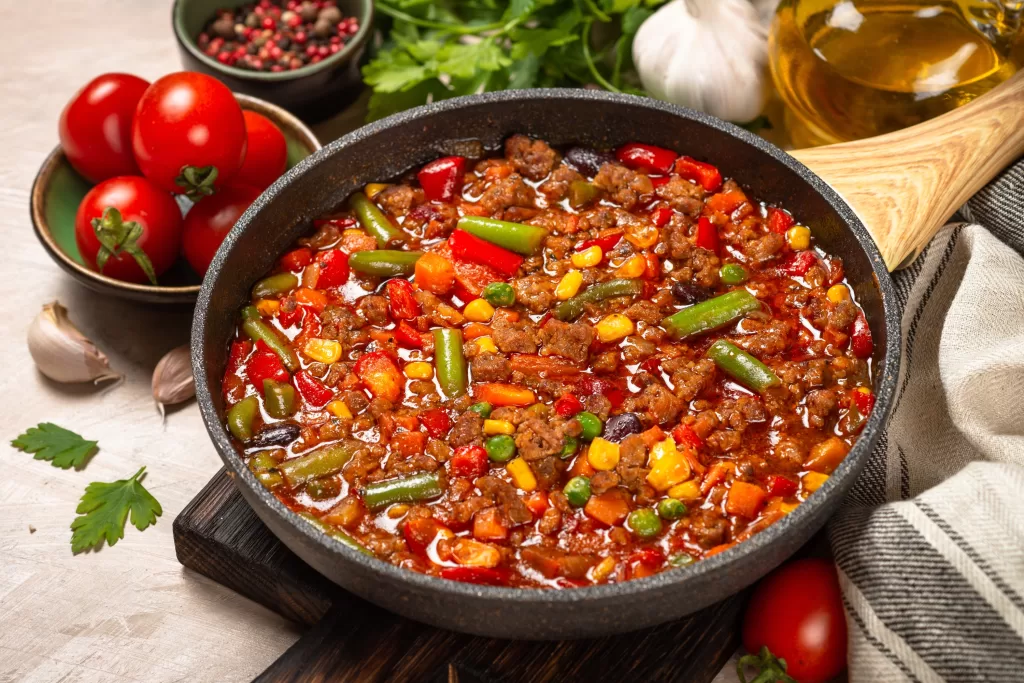 Ao contrário do que muitos pensam, o chili autêntico texano não leva feijão; é um ensopado rico de carne moída ou picada com uma base forte de pimentas e especiarias.
