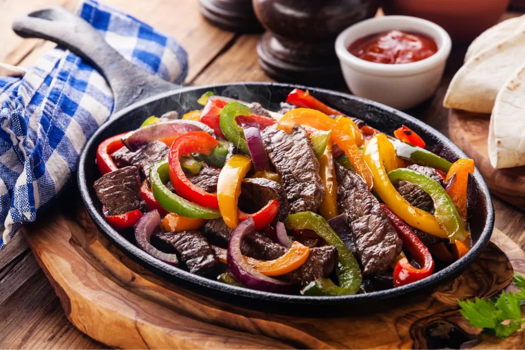 Fajitas são tiras de carne grelhadas com pimentões e cebolas, servidas em uma chapa de ferro. Você mesmo monta seu taco em tortillas de trigo quentinhas, finalizando com muito guacamole e sour cream.