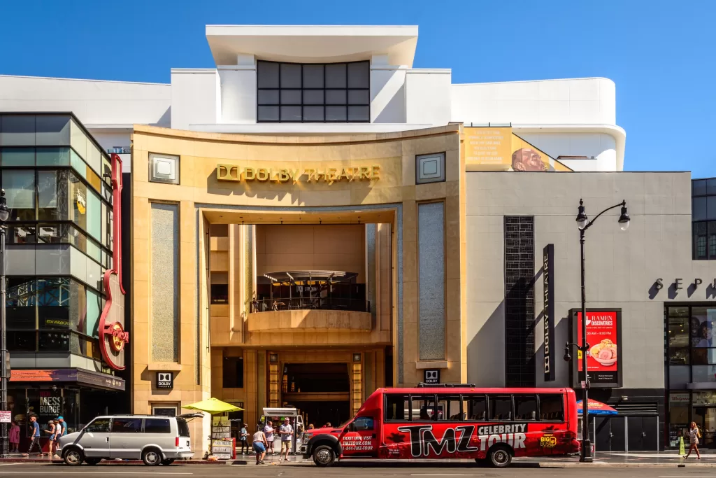 Inicialmente chamado de Kodak Theatre (e rebatizado em 2012), o Dolby Theatre fica no complexo Ovation Hollywood, na famosa Hollywood Boulevard, onde está aquele que talvez seja o ponto mais icônico de Los Angeles: a Calçada da Fama.