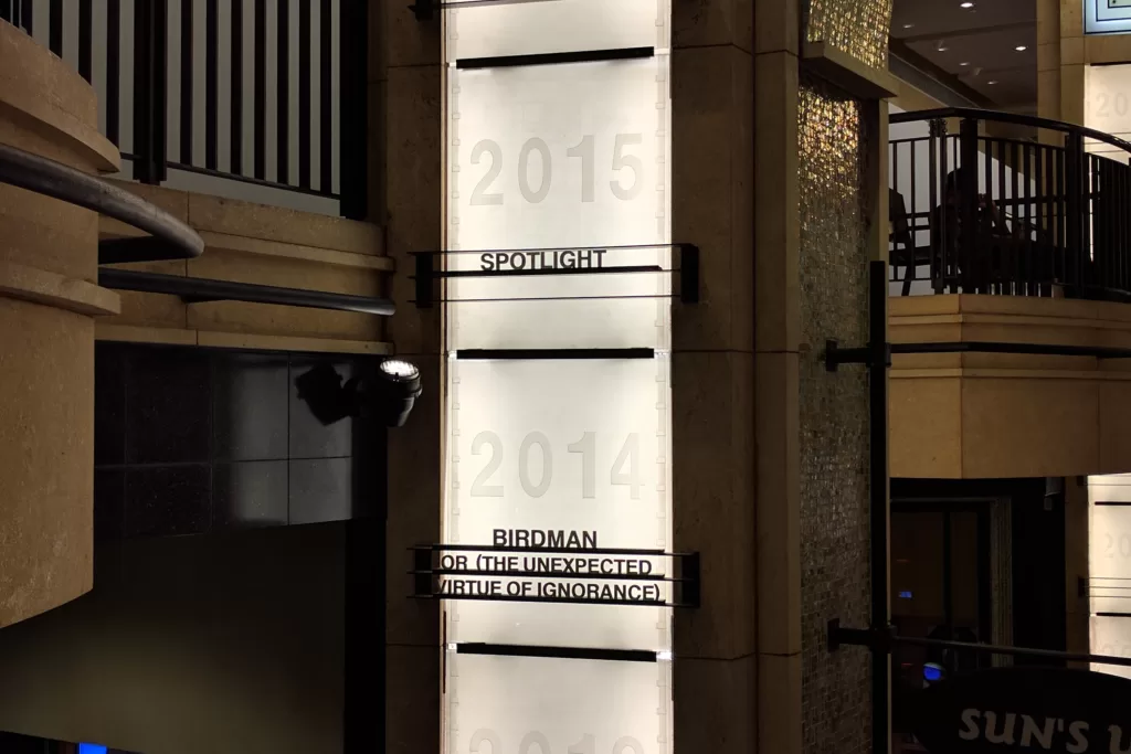 Ao entrar no Dolby Theatre, você vai reparar que no átrio há uma escadaria com placas de vidro que mostram todos os vencedores de Melhor Filme do Oscar desde a primeira edição. 