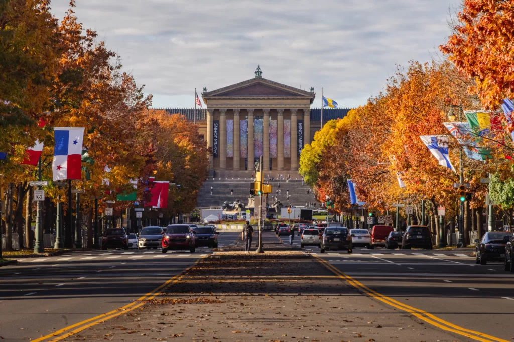 No outono, as temperaturas (entre 8°C e 22°C) convidam a longas caminhadas na Filadélfia. É a estação perfeita para visitar bairros históricos e o Reading Terminal Market sem o calor sufocante. A paisagem muda com as cores típicas dessa estação.