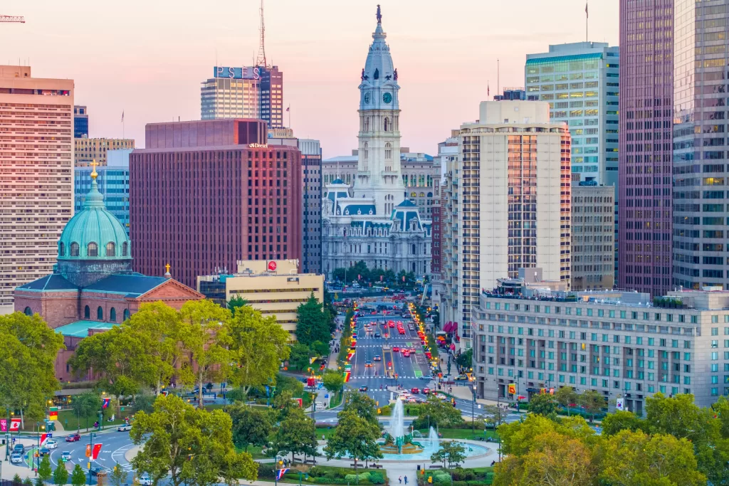 Se você já estiver na Costa Leste, a melhor experiência para ir à Filadélfia é, sem dúvida, o trem. Partindo da Penn Station, em Nova York (aproximadamente 1h20), ou da Union Station, em Washington D.C. (cerca de 1h45), você desembarca direto no centro da cidade, evitando o estresse dos aeroportos.