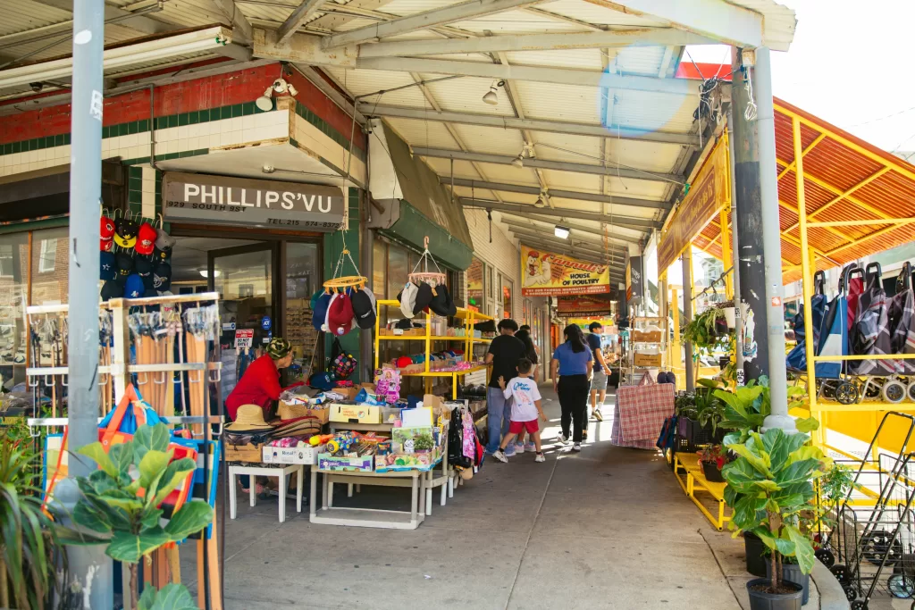 O Italian Market na 9th Street é um mercado de rua com queijos frescos, massas artesanais e cannolis que parecem saídos diretamente da Itália.