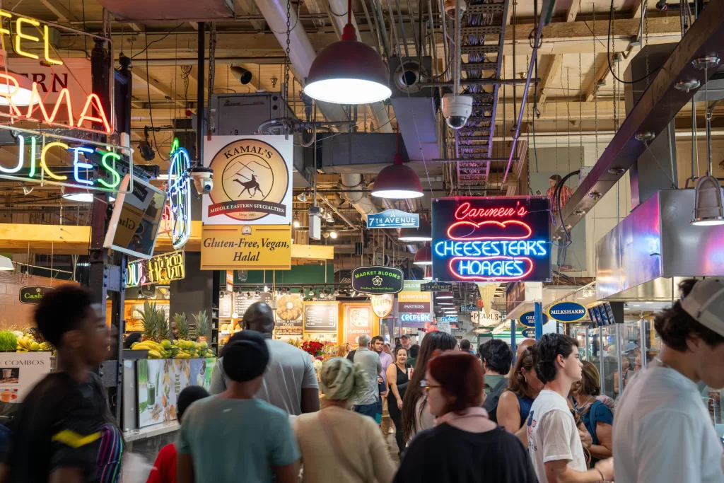 Reading Terminal Market: um dos maiores mercados públicos dos EUA, nesse prédio histórico onde você encontra de tudo: produtos frescos, comida de rua, doces, queijos, frutos do mar, além do clássico Philly Cheesesteak.