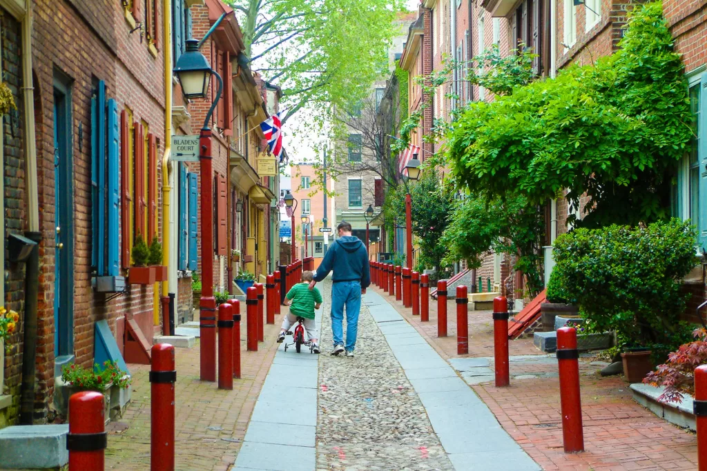Elfreth’s Alley: a rua residencial mais antiga e preservada dos EUA, perfeita para fotos.
