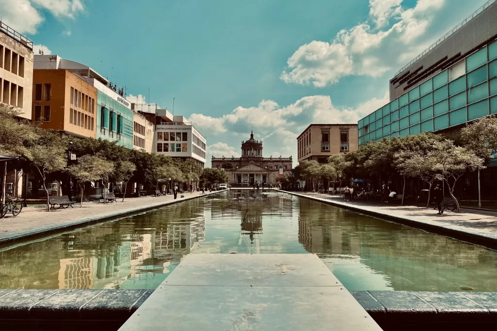 Junho marca o início das chuvas em Guadalajara. Embora as temperaturas sejam agradáveis (26°C a 29°C), chove com frequência, especialmente no fim da tarde. 