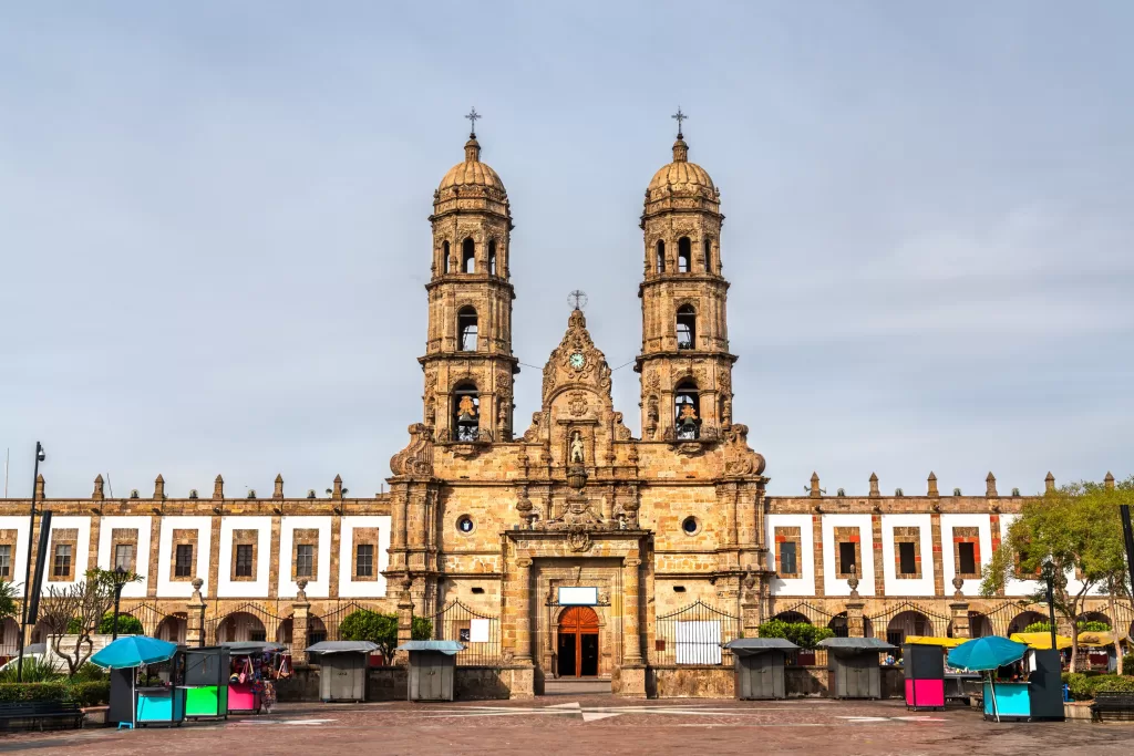 A Basílica de Nossa Senhora de Zapopan é um dos centros de fé mais importantes do país, cercado por uma praça imensa e histórica que contrasta com a modernidade dos prédios vizinhos.