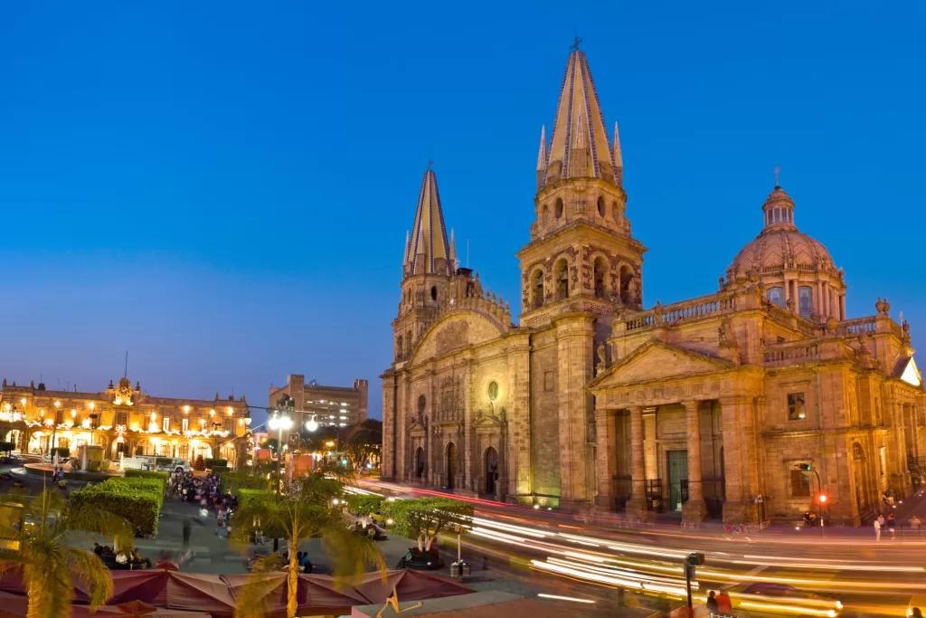 O ponto de partida é a Catedral de Guadalajara. Com suas icônicas torres góticas amarelas que definem a silhueta da cidade, ela é única no México por misturar diversos estilos arquitetônicos. 