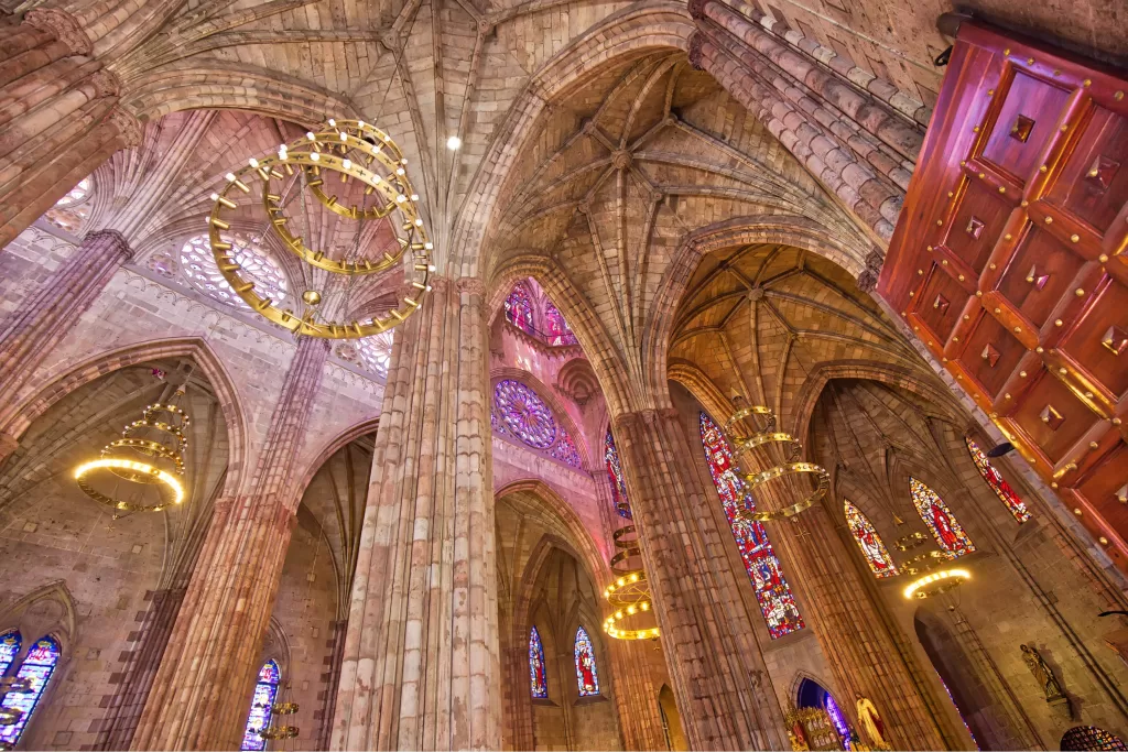 O Templo Expiatorio del Santíssimo Sacramento é uma joia neogótica, com seus vitrais europeus e arquitetura imponente, que ganha uma iluminação especial que a torna ainda mais fotogênica ao entardecer.