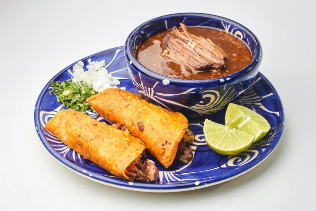 A birria é uma carne cozida lentamente com especiarias até desmanchar. É servida como um ensopado acompanhado de tortilhas quentes, cebola e coentro. É o prato oficial das manhãs de domingo e das celebrações em Jalisco.