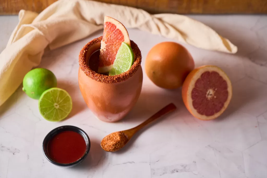 Diferente do que estamos acostumados, o "shot" com sal e limão dá lugar a goles lentos, saboreada como um vinho.Experimente também os cantaritos. É um coquetel refrescante feito com tequila, suco de laranja, toranja (grapefruit), limão e sal, servido em uma caneca de barro artesanal. 