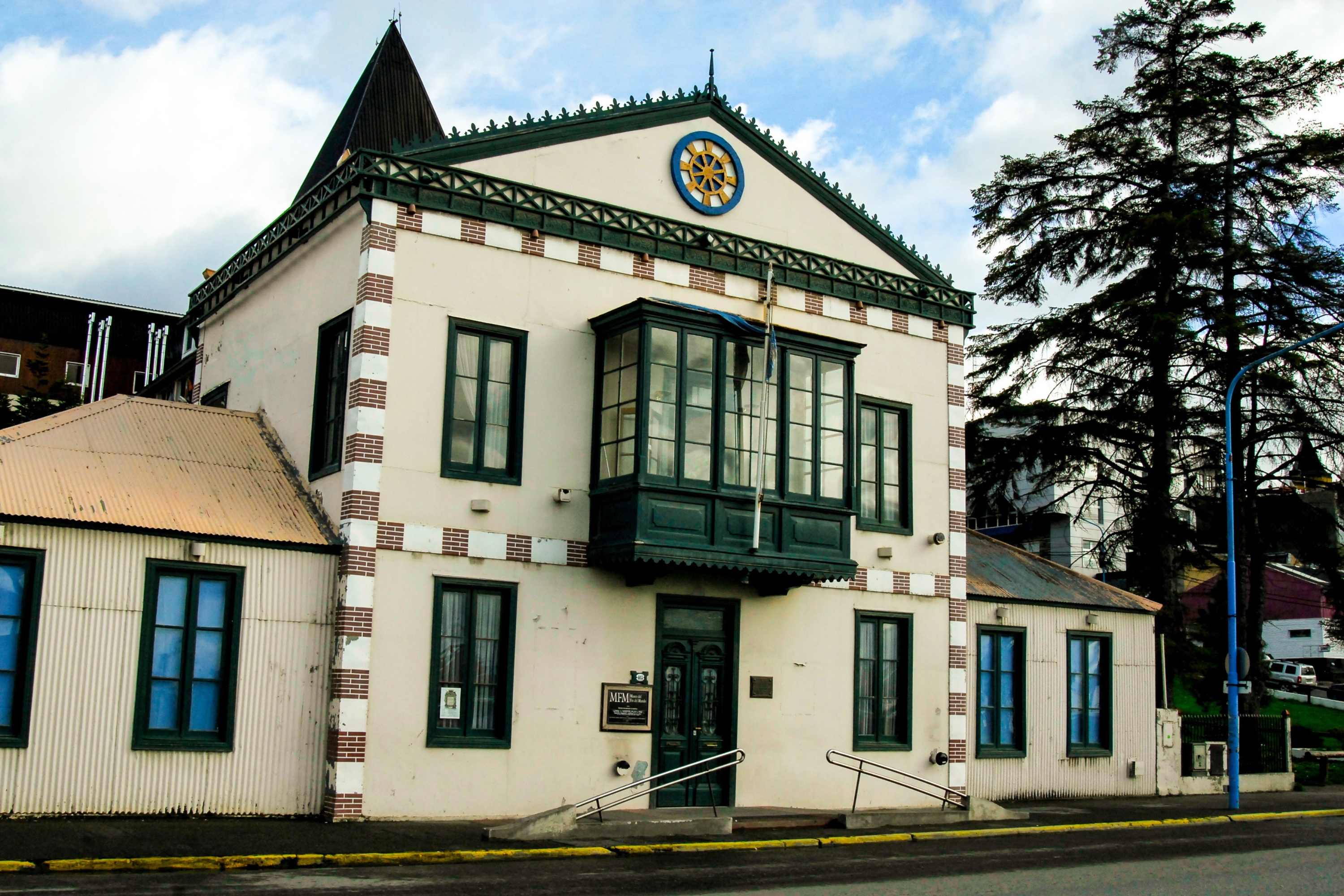 A Antigua Casa de Gobierno é um dos edifícios históricos mais importantes da cidade. Construído no início do século XX, o prédio já abrigou a sede administrativa da região da Terra do Fogo e hoje funciona como espaço cultural, com exposições sobre a história local e a ocupação da Patagônia.