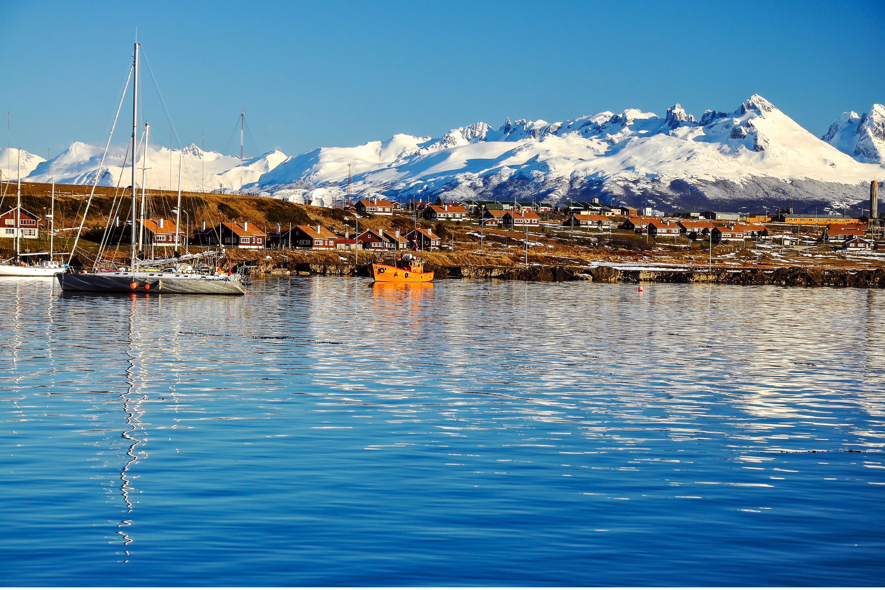 Mesmo no inverno, as navegações pelo Canal Beagle continuam acontecendo. Durante o passeio de barco, você pode observar leões-marinhos, aves marinhas, além de ilhas da região. O Farol Les Éclaireurs também faz parte de alguns passeios de barco.