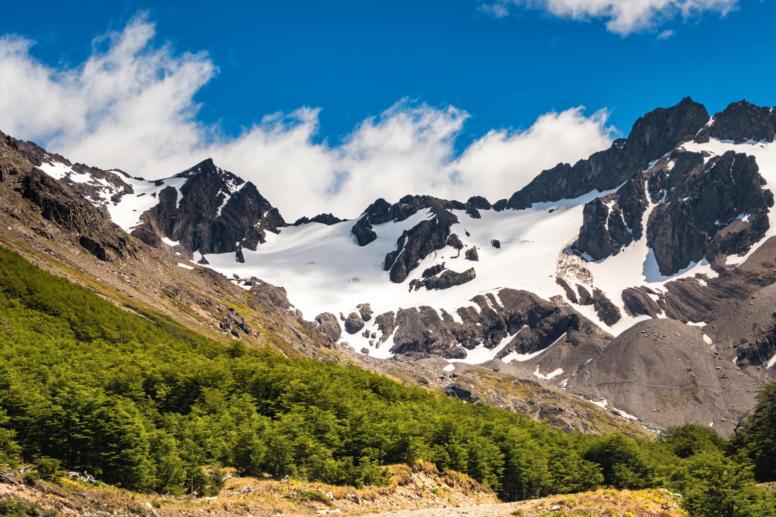 O Glaciar Martial é um dos mirantes naturais da região e oferece uma vista panorâmica de Ushuaia e do Canal Beagle. Nos meses frios, o local vira um centro de esqui com pistas e snowboard, ideal para caminhadas curtas e fotos.