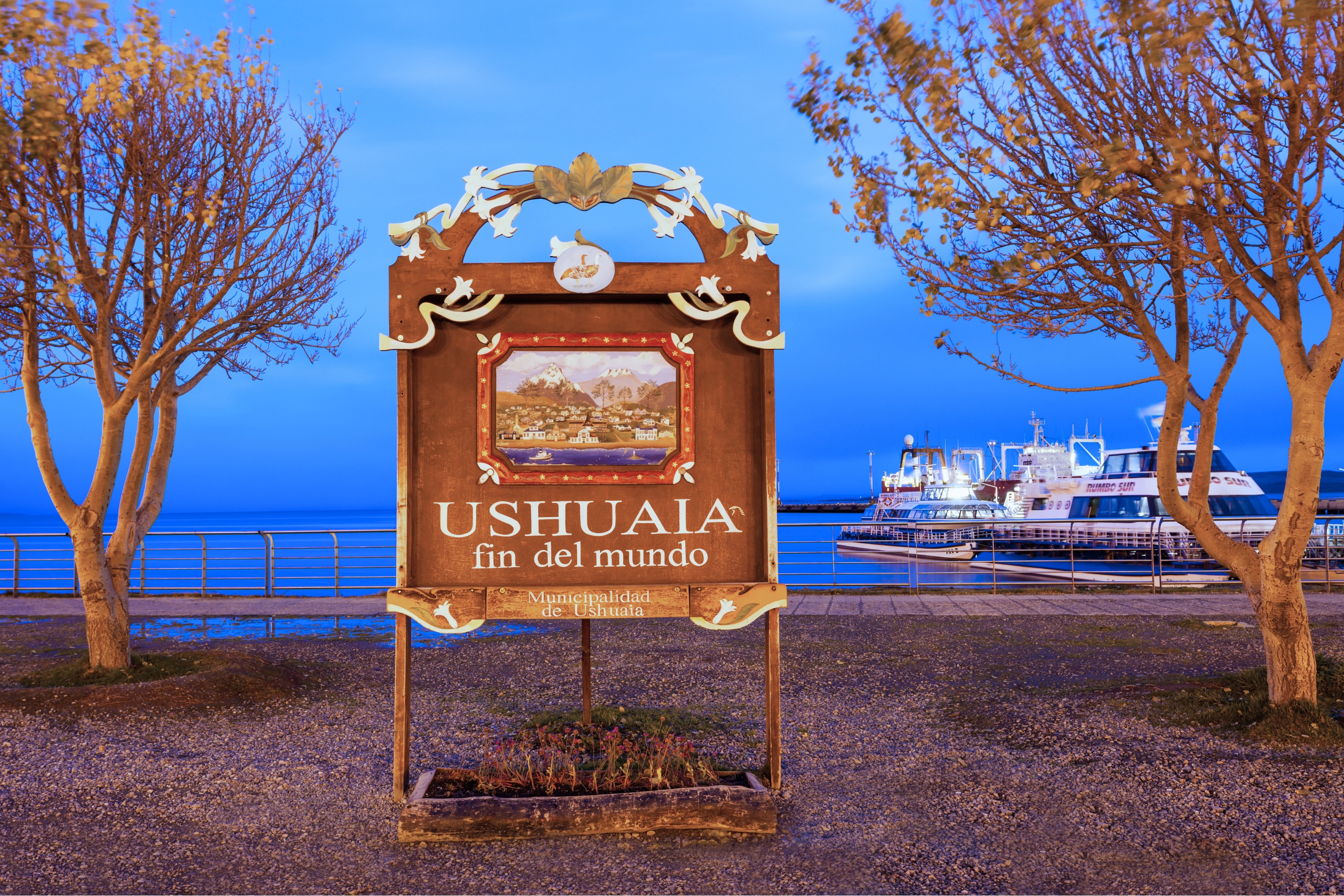 Um dos registros clássicos da viagem é a foto na placa que marca Ushuaia como a “cidade do fim do mundo”. O letreiro fica próximo ao porto turístico e é parada obrigatória para quem quer guardar um uma lembrança da cidade mais austral do planeta.
