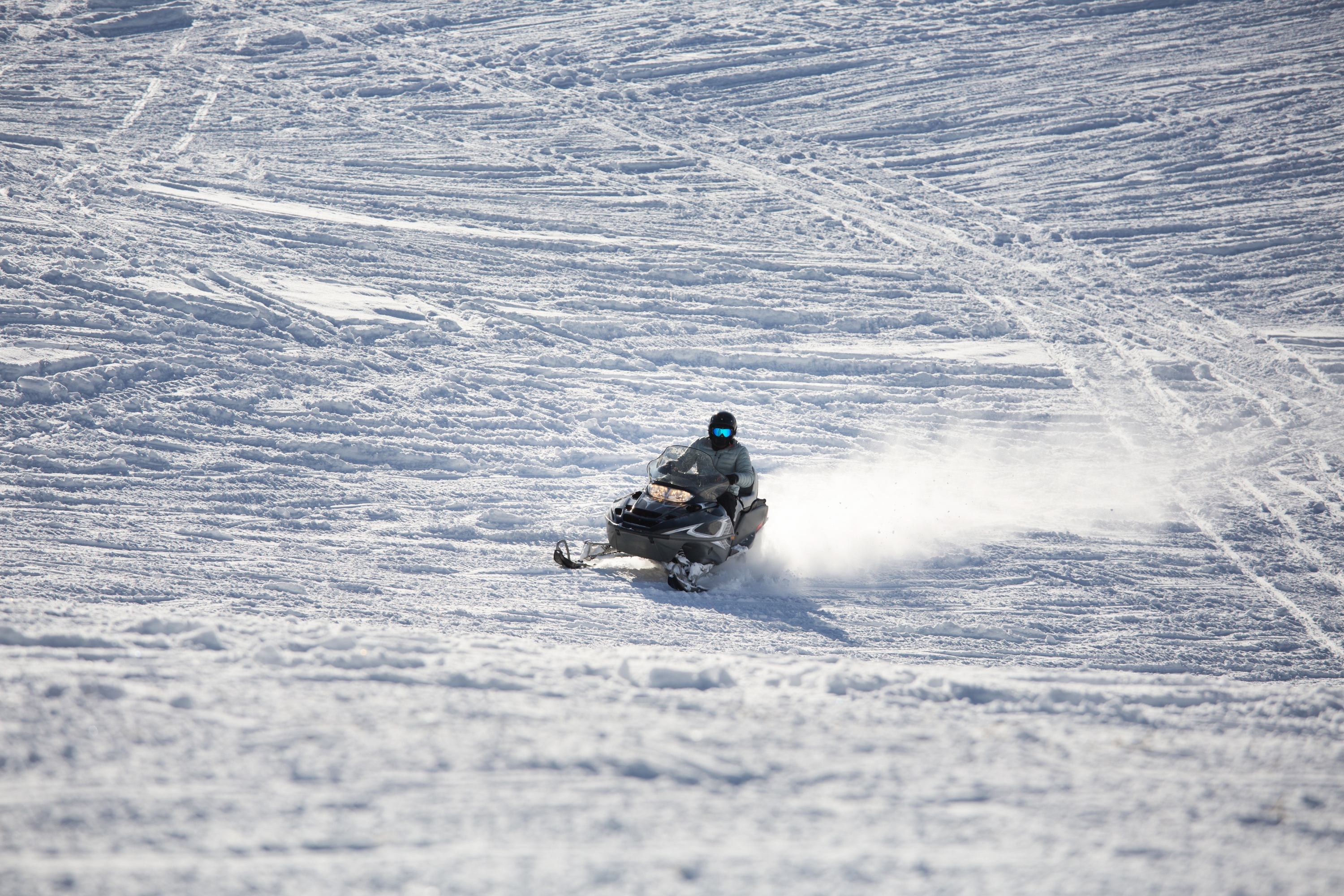 Outra atividade popular no inverno de Ushuaia é o passeio de snowmobile (moto de neve), que percorre trilhas congeladas e vales nevados, acompanhado de um guia.