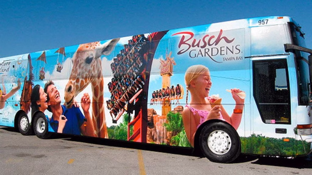 Alt: Transporte gratuito do Busch Gardens: ônibus shuttle saindo de Orlando