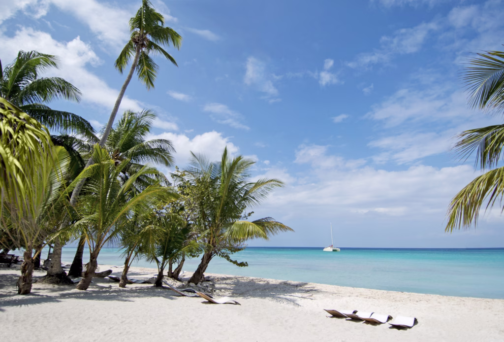 Praia de areia branca na República Dominicana, um dos destinos do Caribe sem visto