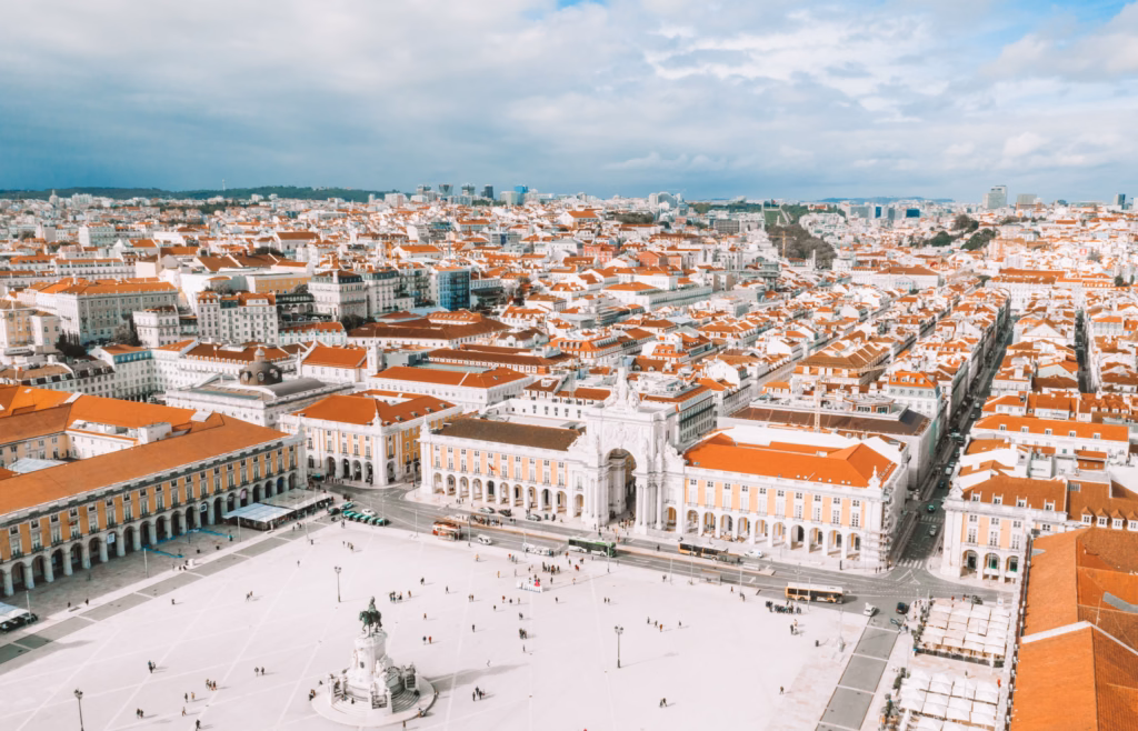 Praça do Comércio, em Lisboa, às margens do Rio Tejo