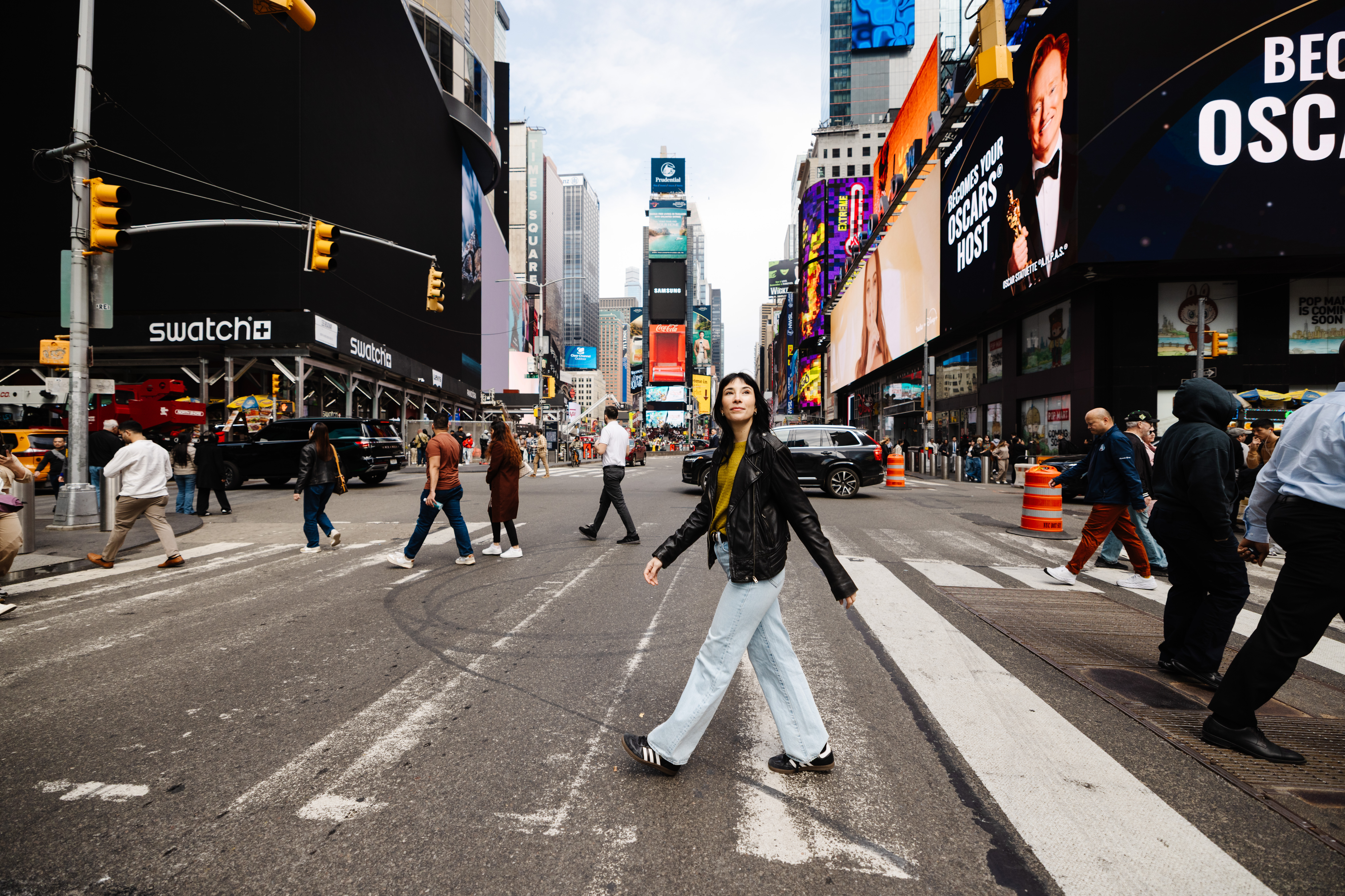 mulher atravessando a rua na Times Square, em Midtown, Nova York