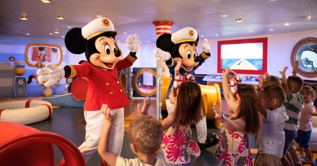 Capitã Minnie e Capitão Mickey com crianças no Captain's Deck, área infantil do Oceaneer Club da Disney Cruise Line