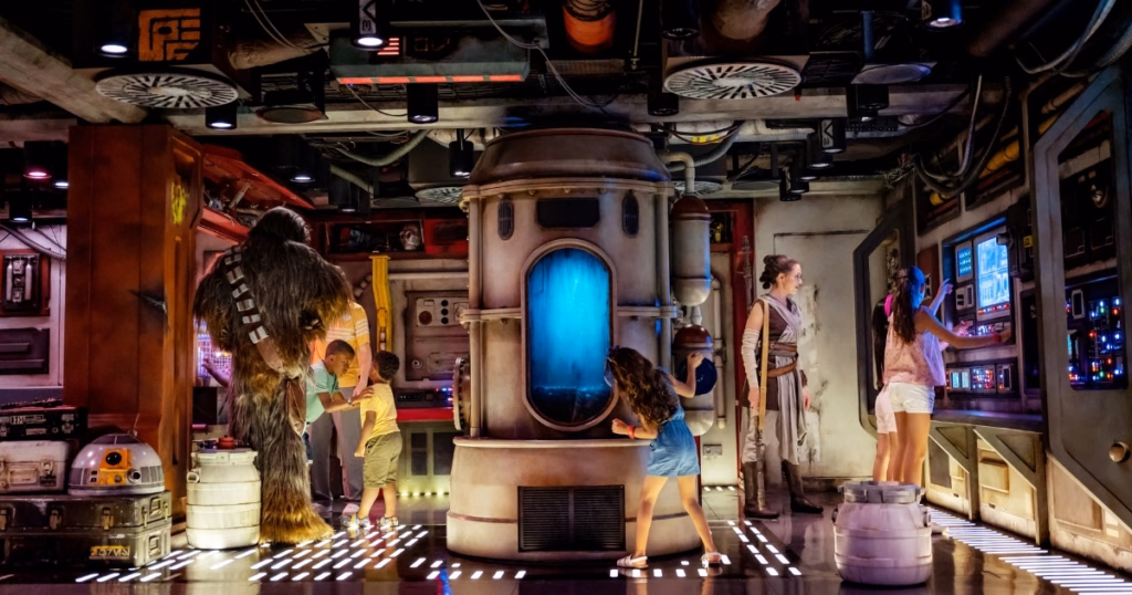Crianças curtindo Star Wars: Cargo Bay no Oceaneer Club, clube infantil da Disney Cruise Line