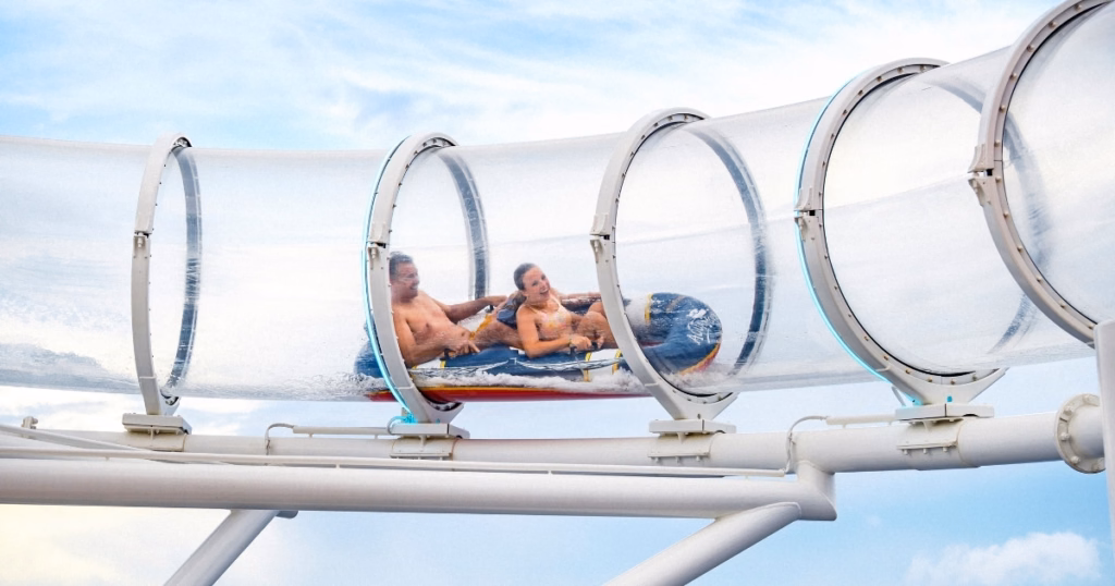 Piscinas e AquaMouse no deck superior de um navio da Disney Cruise Line