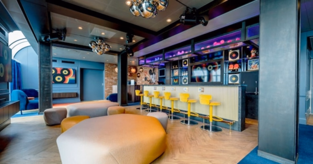 The Hideaway, espaço para jovens com pufes, bar e decoração com discos de vinil em navio da Disney Cruise Line