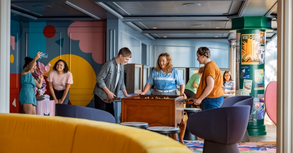 Clube Vibe para adolescentes em navio da Disney Cruise Line