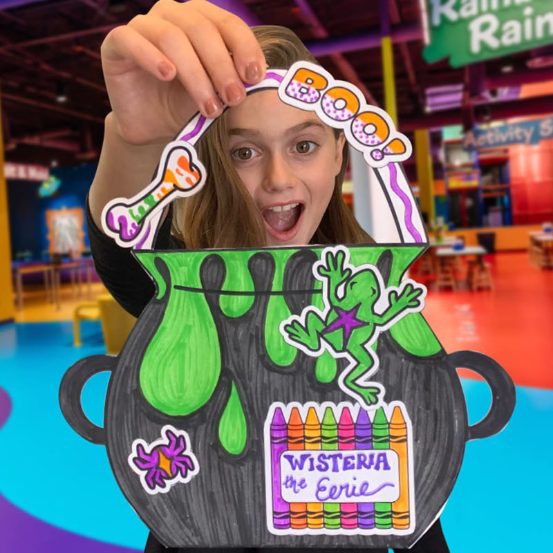 Menina com artesanato de Halloween na Crayola Experience Orlando