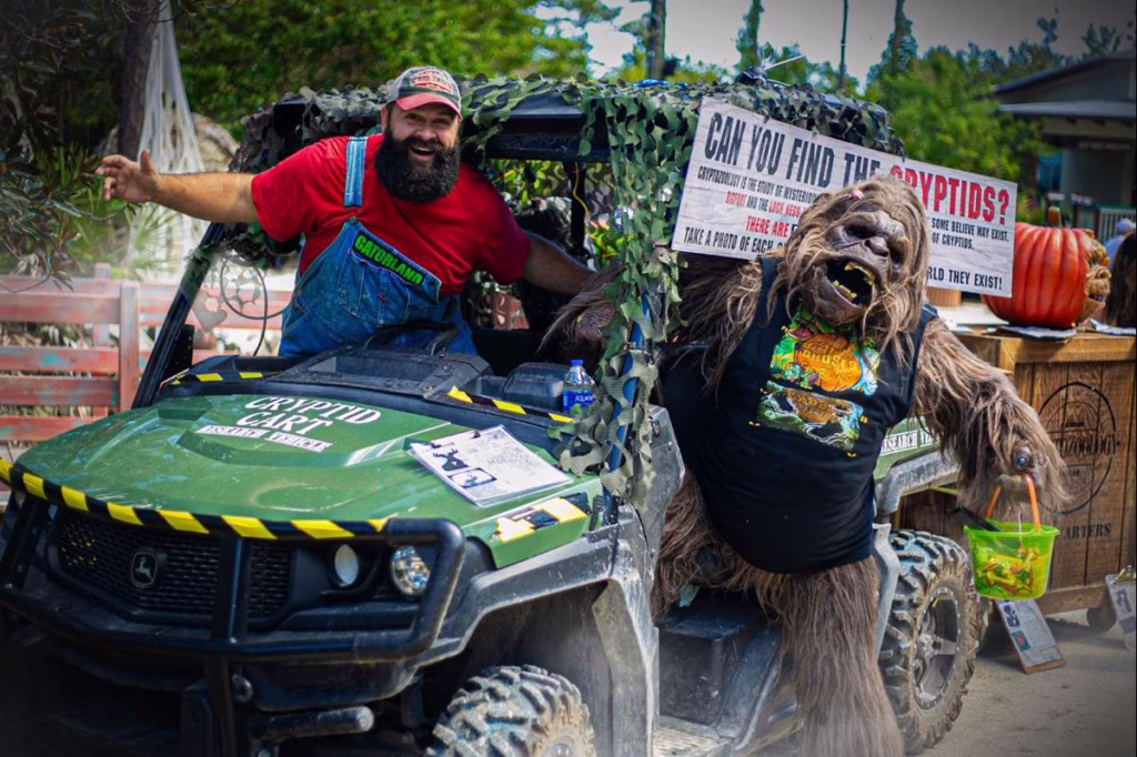 Personagem Skunk Ape com balde de doces no Gators, Ghosts & Goblins do Gatorland