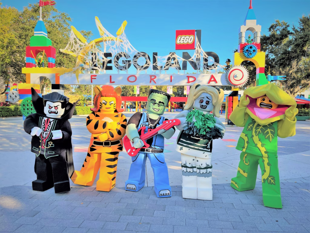 Monstros de LEGO na entrada da LEGOLAND Florida durante o Brick or Treat