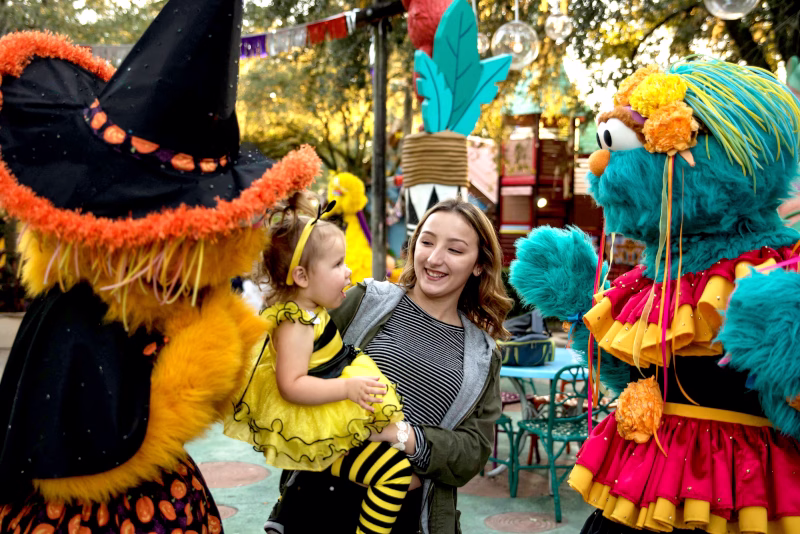 Parque temático decorado para o Halloween com crianças em Orlando