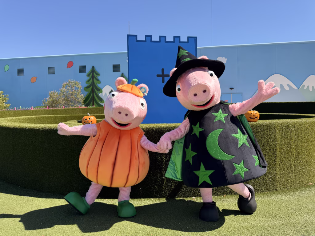 Peppa e George fantasiados na Peppa's Halloween Party