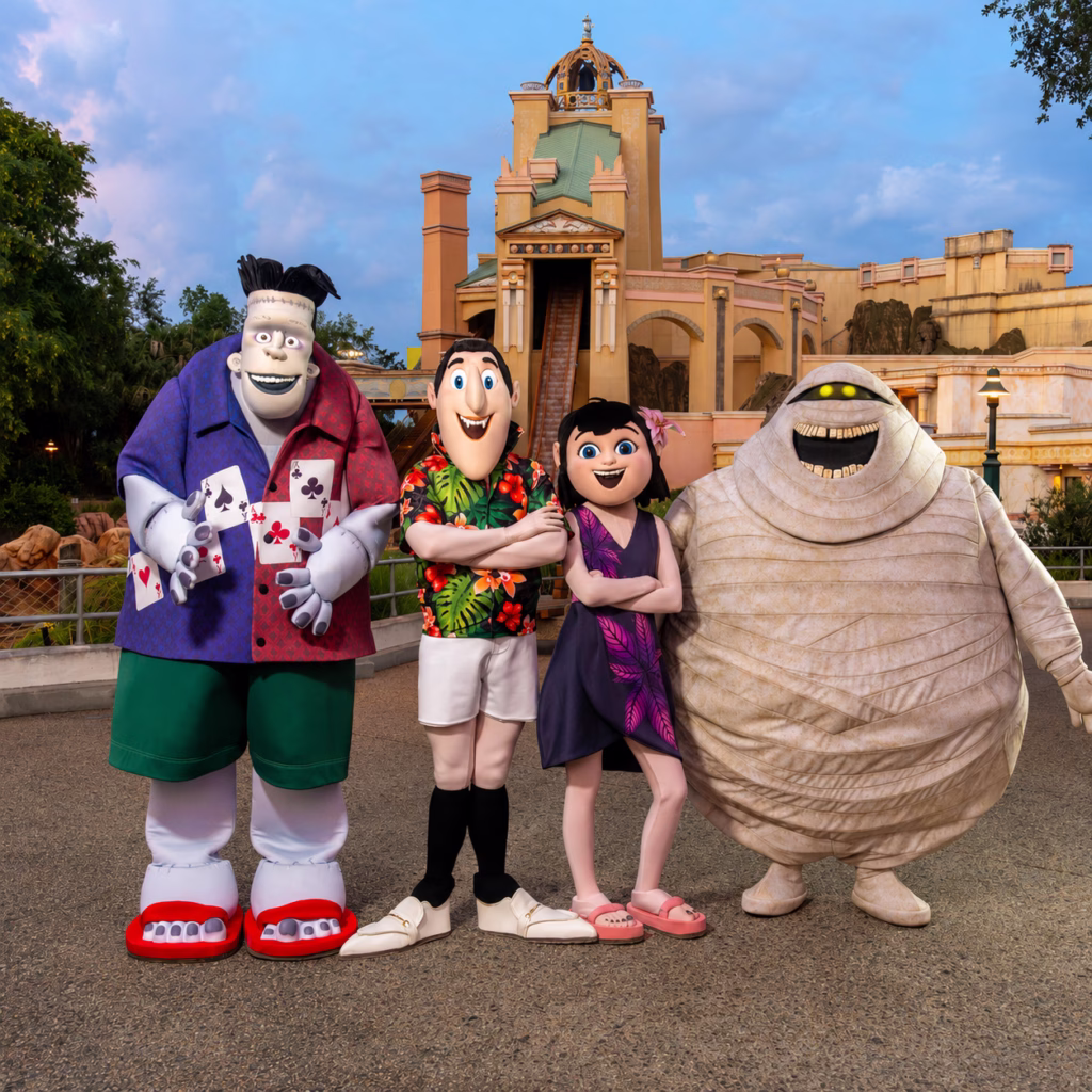Personagens de Hotel Transilvânia no Halloween com crianças do SeaWorld Orlando