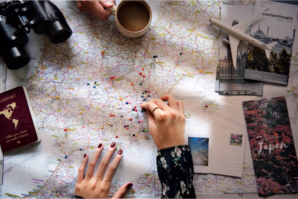 Viajante marcando destinos em um mapa ao lado do passaporte
