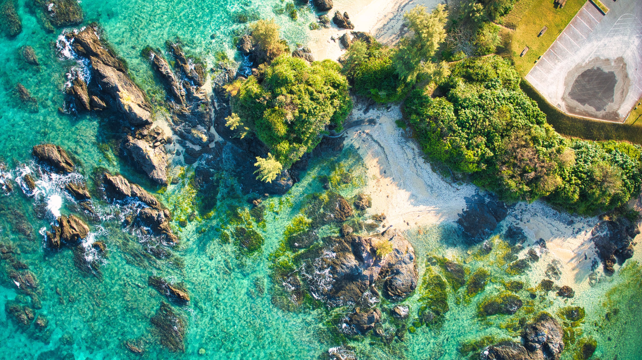 Litoral com mar azul-turquesa e rochas em Okinawa, Japão, indicação de onde viajar em 2027
