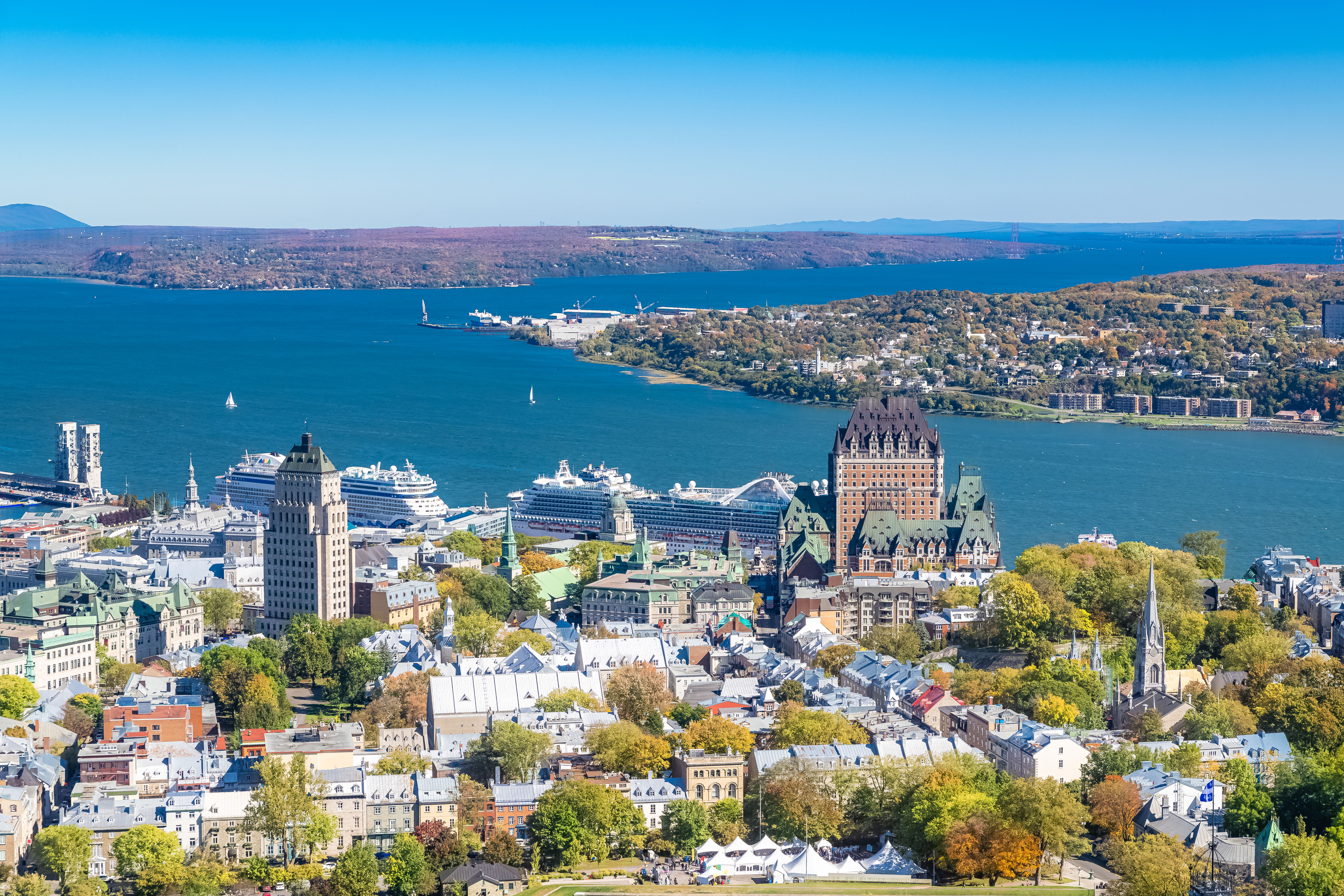 Château Frontenac e Rio São Lourenço no outono em Quebec, Canadá