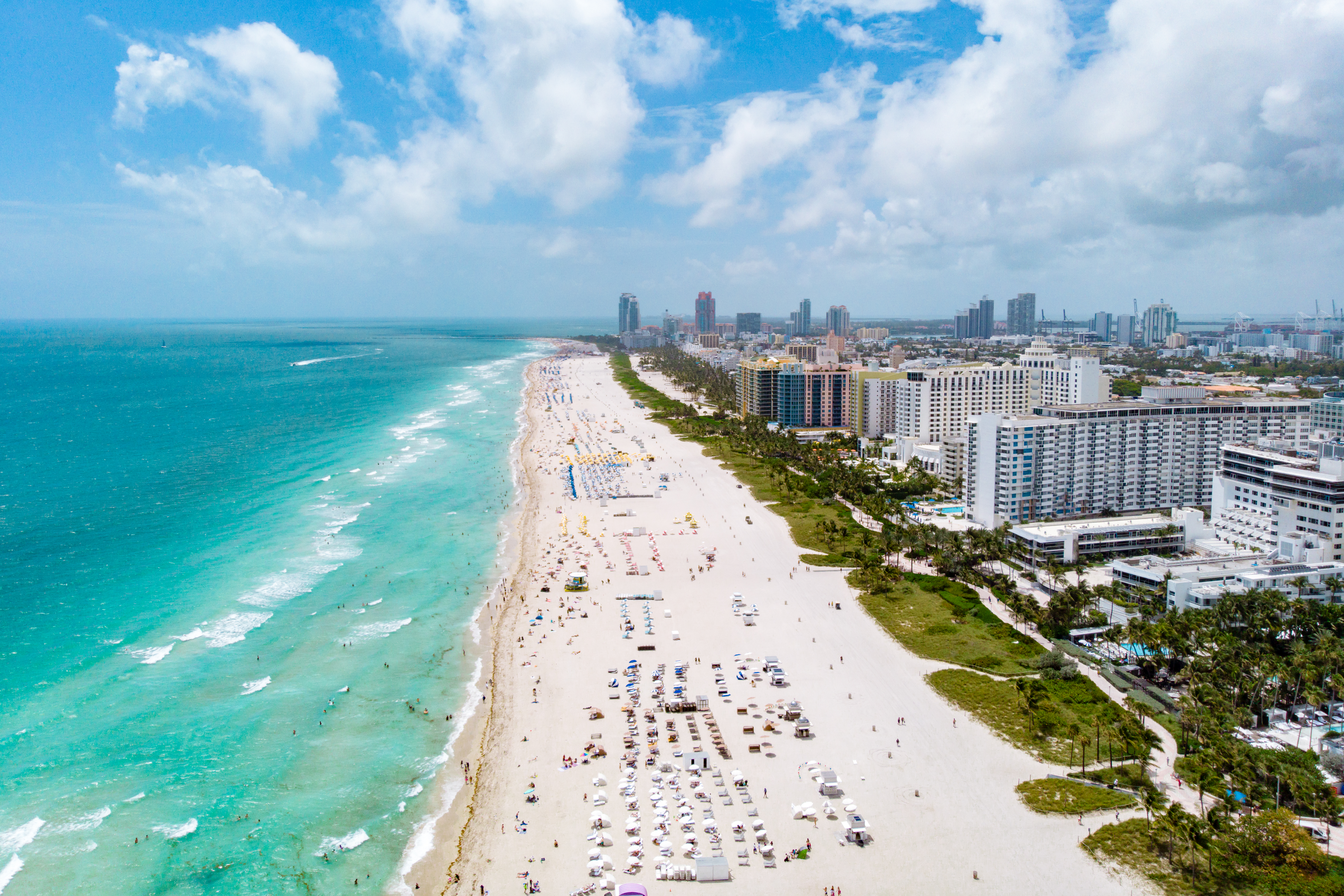 Praia e hotéis à beira-mar em South Beach, Miami, Estados Unidos
