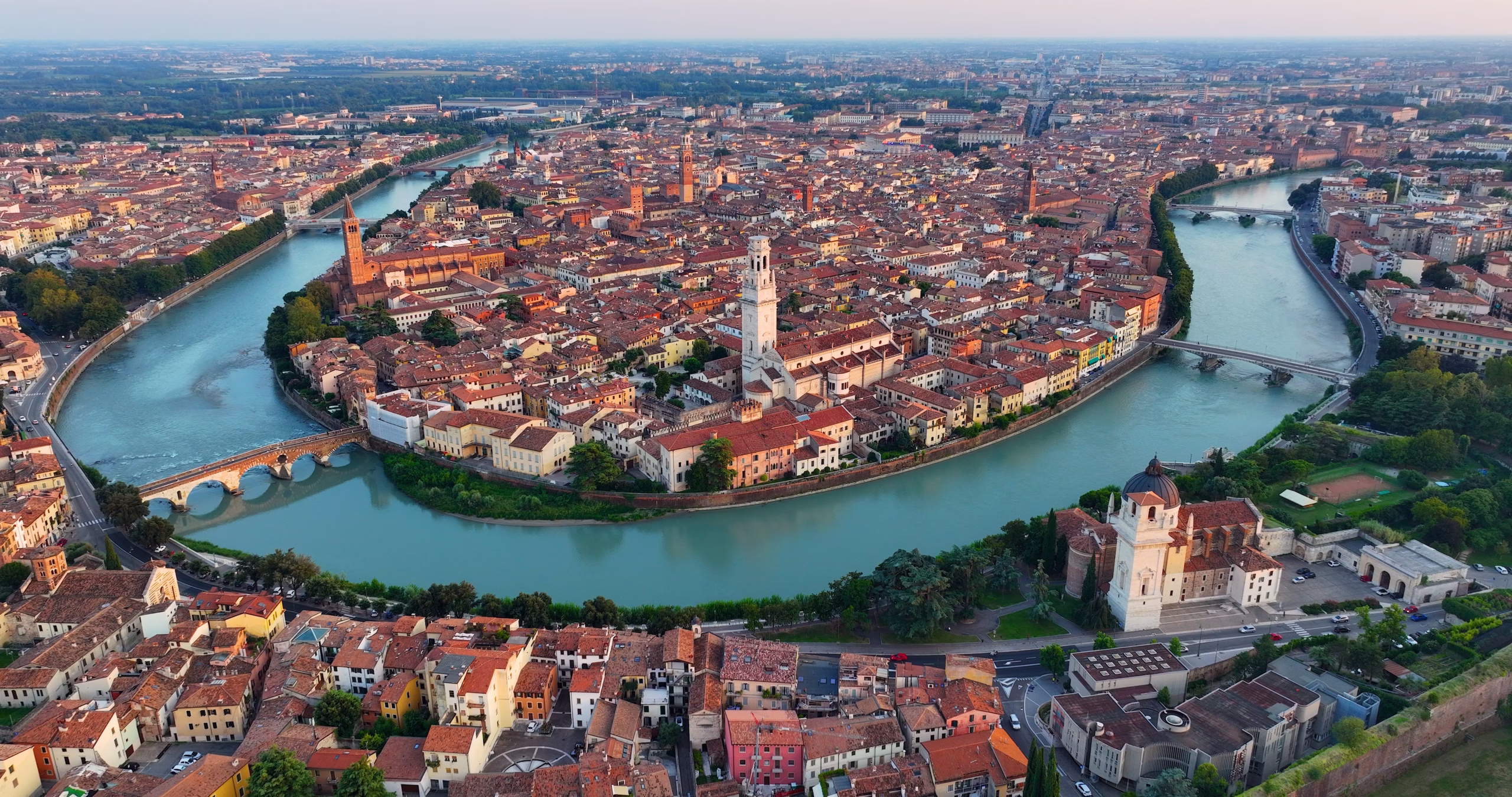 Rio Ádige e Ponte Pietra em Verona, Vêneto, Itália, indicação de onde viajar em 2027