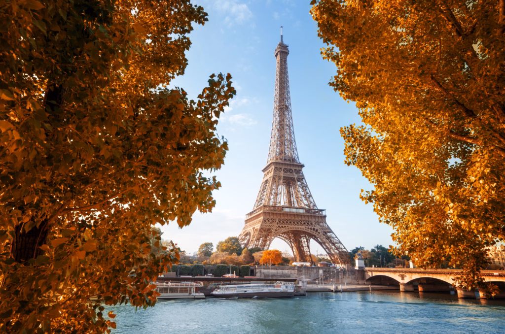 Torre Eiffel em dia de céu azul e no outono